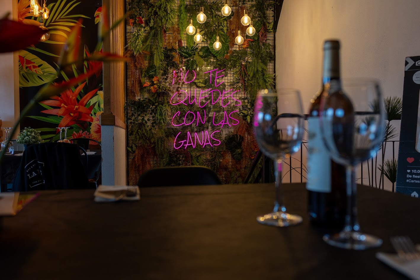 Interior del restaurante La Nave — cocina y ambiente